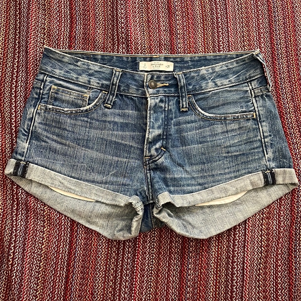 A&F denim shorts size 25 🦋
